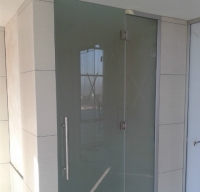 Розпашні скляні двері в 90 градусів