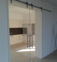 Розсувні скляні двері з суцільноскляного безпечного скла