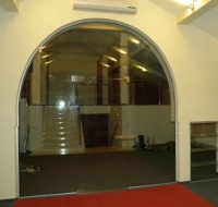 Вхідна група в ресторан, арочного типу з маятниковими дверима (навстіж)